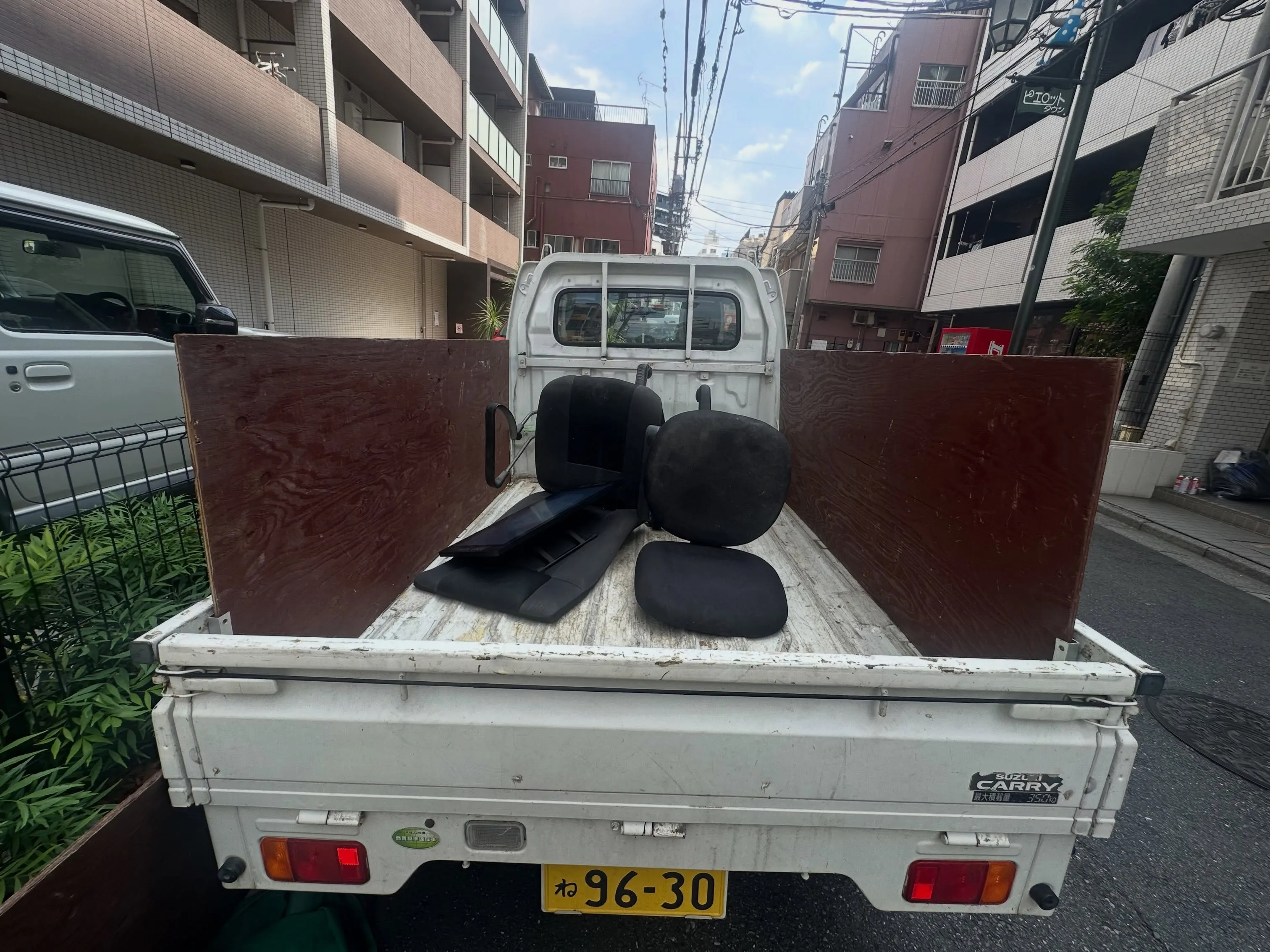 川口市にて、椅子2脚とモニターの回収をさせていただきました。